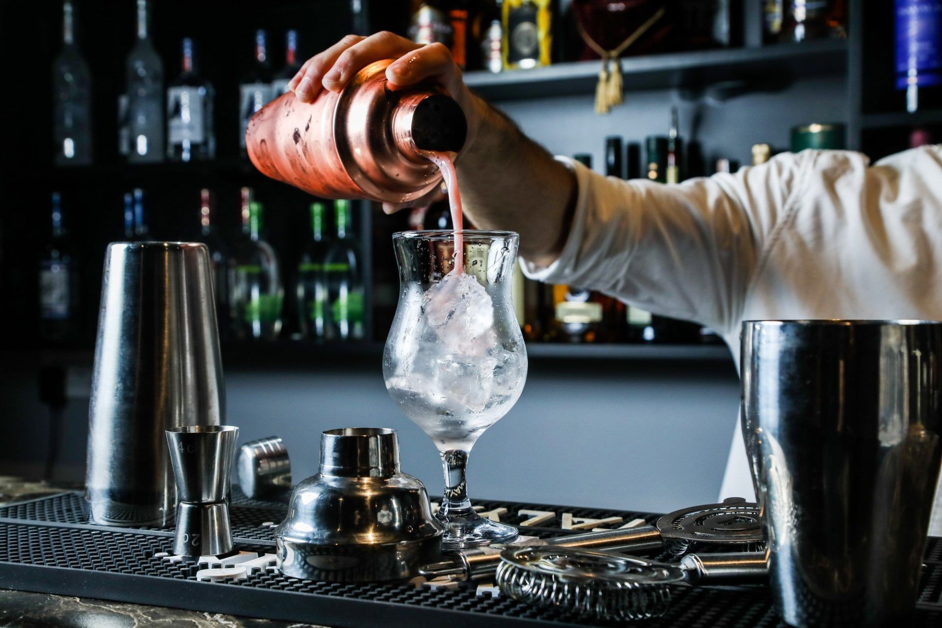 Barkeeper der Moe’s Lounge giesst einen Drink ins Glas