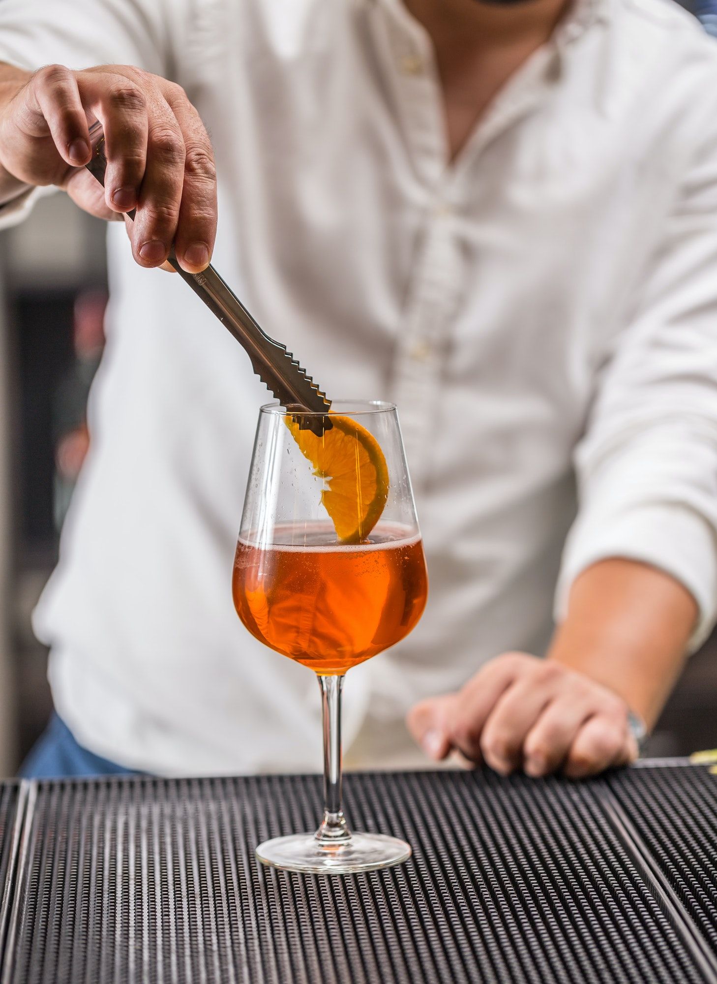 Aperol Spritz mit Orangenscheibe, frisch serviert