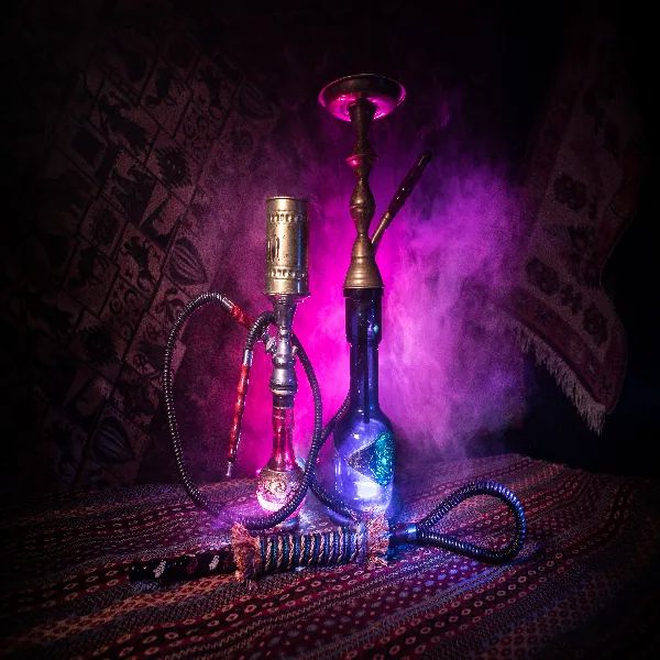 Zwei Shishas in farbigem Licht in der Moe’s Lounge