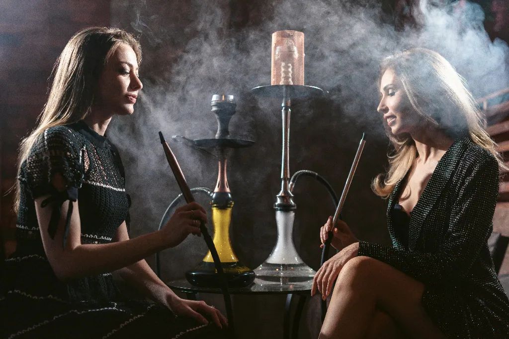 Zwei Gäste beim Shisha-Rauchen in der Moe’s Lounge Kreuzlingen